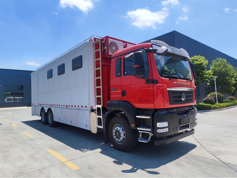 重汽豪沃帶淋浴間擴(kuò)展式宿營(yíng)車1.jpg