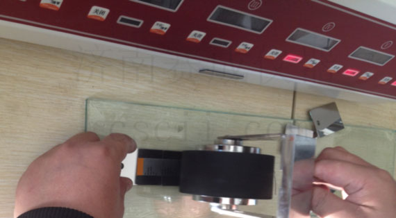 運用濟南賽成CZY-6S持粘性檢測儀，測試不干膠標簽持粘性試驗